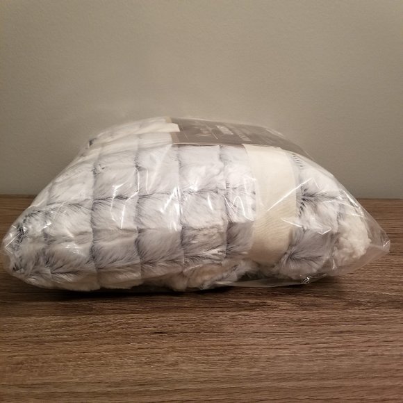 NWT/NIB Royal Luxe "Luxury" Micromink/Sherpa Throw - Picture 7 of 8
